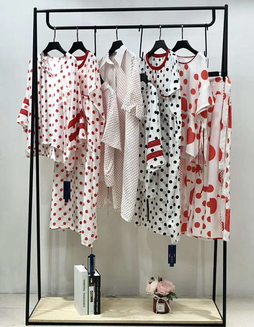 广州品牌折扣女装 休闲高雅连衣裙的时尚纯色尾货批发机遇